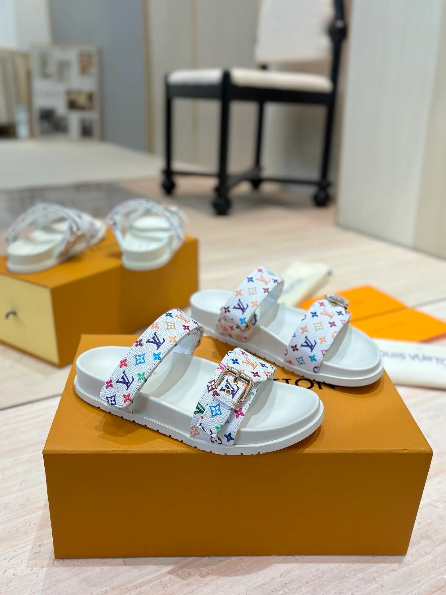👟👟Ex-factory price 400👟👟 LV 2025 spring and summer new products 🥰 Popular LV donkey brand counters Embossed logo embossed sandals This Pool Pillow Comfort flat sandals are made of technical fabrics and use high-frequency embossing technology to reinterpret the Monogram pattern. Soft padded upper with adjustable Velcro, comfortable and tough insole adds harmonious colors 👍New hard goods, purchasing agent level! Full of high-end feel! A popular model among bloggers at home and abroad, it’s retro and fashionable and looks amazing on your feet! The official website's main recommendation 👍👍 ✅ Upper: waterproof special original fabric ✅ Inner lining: imported mixed sheepskin ✅ Outsole: original molded foam outsole ✅ Number of sizes: women's size 35-45 (women's size 41 men's 38.45, custom-made, non-refundable) ✅ Packaging: full set of drawer boxes ​